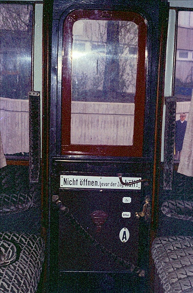 Foto:: Reisezugwagen / Essen / 16.03.1975 (Foto,Fotos,Bilder,Bild,)