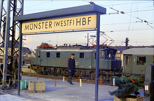 Foto:: DB 104 020-3 / Muenster / 08.04.1975 (Foto,Fotos,Bilder,Bild,)