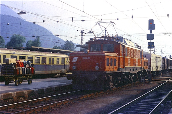 Foto:: OeBB 1020.29 / Jenbach / 17.07.1975 (Foto,Fotos,Bilder,Bild,)