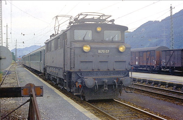 Foto:: OeBB 1670.07 / Jenbach / 18.07.1975 (Foto,Fotos,Bilder,Bild,)
