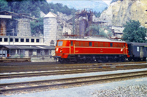 Foto:: OeBB 1018.04 / Jenbach / 20.07.1975 (Foto,Fotos,Bilder,Bild,)