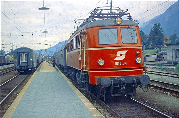 Foto:: OeBB 1018.04 / Jenbach / 20.07.1975 (Foto,Fotos,Bilder,Bild,)