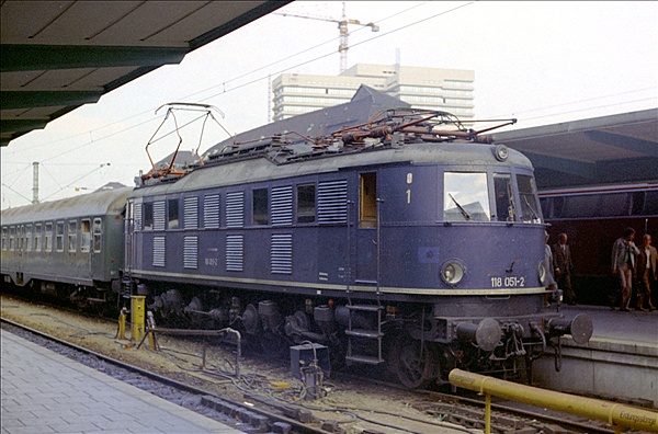Foto:: DB 118 051-2 / Muenchen / 24.07.1975 (Foto,Fotos,Bilder,Bild,)