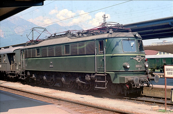Foto:: OeBB 1018.01 / Innsbruck / 28.07.1975 (Foto,Fotos,Bilder,Bild,)