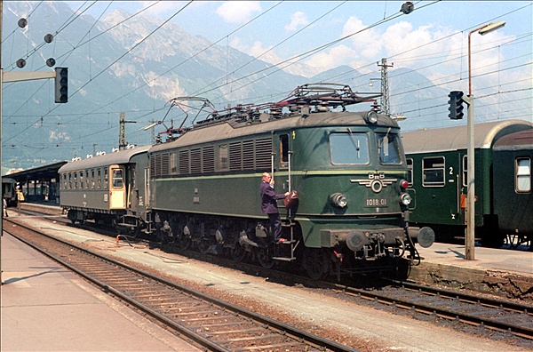 Foto:: OeBB 1018.01 / Innsbruck / 28.07.1975 (Foto,Fotos,Bilder,Bild,)