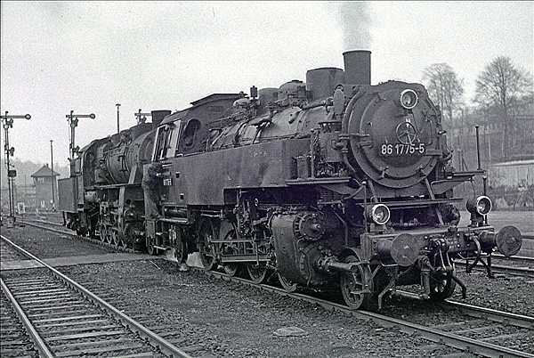 Foto:: DR 86 1775-5 + DR 58 2051-9 / Aue / 30.12. 1975 (Foto,Fotos,Bilder,Bild,)