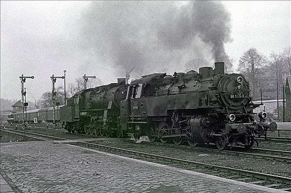Foto:: DR 86 1775-5 + DR 58 2051-9 / Aue / 30.12. 1975 (Foto,Fotos,Bilder,Bild,)