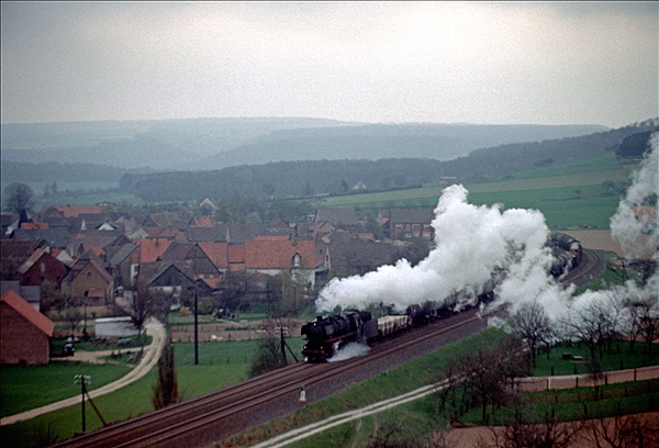 Foto:: DB 044 334-1 / Amelunxen / 24.04.1976 (Foto,Fotos,Bilder,Bild,)