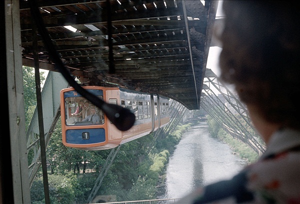 Foto:: Schwebebahn / Wuppertal / 23.05.1976 (Foto,Fotos,Bilder,Bild,)