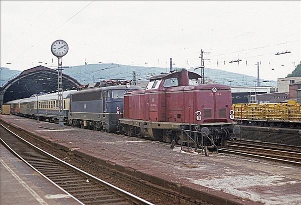 Foto:: DB 212 298-4 + DB 110 405-8 / Hagen / 05.08.1976 (Foto,Fotos,Bilder,Bild,)