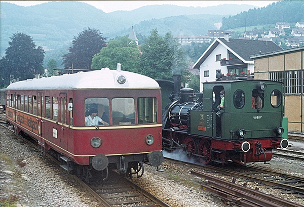 Foto:: Badenia 28 + SWEG VT 102 / Ottenhoefen / 15.08.1976 (Foto,Fotos,Bilder,Bild,)