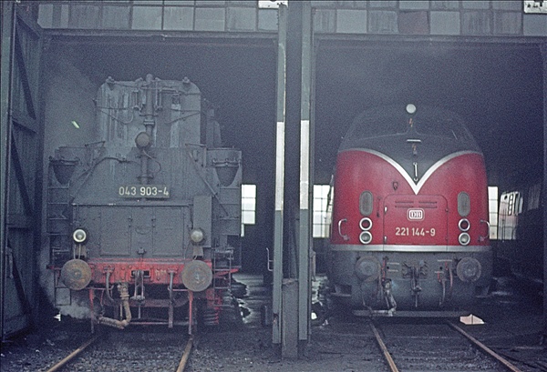 Foto:: DB 043 903-4 + DB 221 144-9 / Emden / 04.01.1977 (Foto,Fotos,Bilder,Bild,)