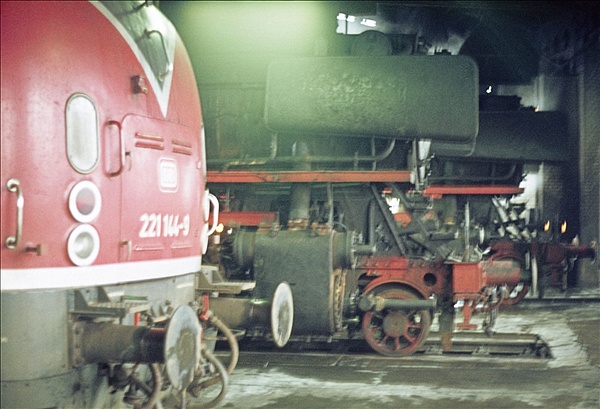 Foto:: DB 221 144-9 / Emden / 04.01.1977 (Foto,Fotos,Bilder,Bild,)