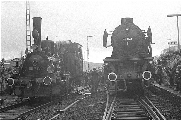 Foto:: 89 7159 + DB 042 024-0 / Hilchenbach / 05.02.1977 (Foto,Fotos,Bilder,Bild,)