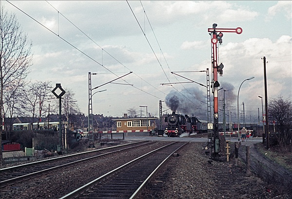 Foto:: DB 051 724-3 + DB 044 508-0 / Bottrop / 19.02.1977 (Foto,Fotos,Bilder,Bild,)