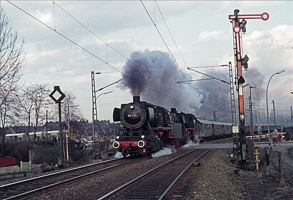 Foto:: DB 051 724-3 + DB 044 508-0 / Bottrop / 19.02.1977 (Foto,Fotos,Bilder,Bild,)