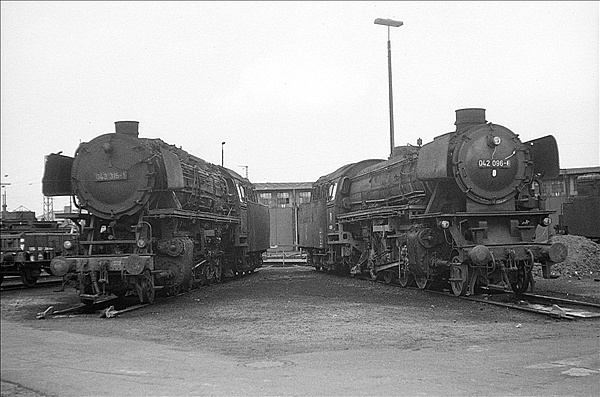 Foto:: DB 042 315-1 + DB 042 096-8 / Rheine / 13.03.1977 (Foto,Fotos,Bilder,Bild,)