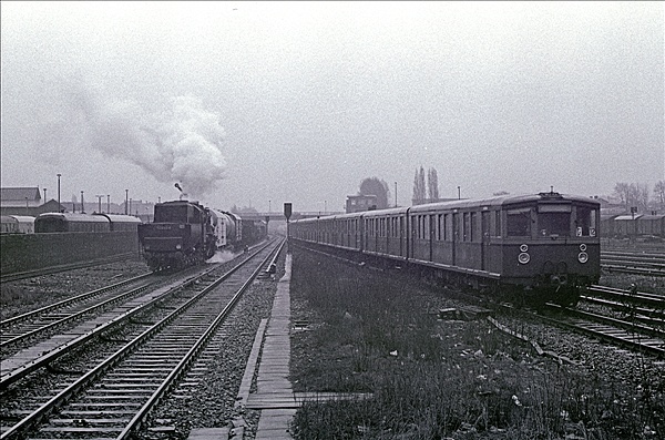 Foto:: DR 52 8145-6 + DR 275 / Berlin / 06.04.1977 (Foto,Fotos,Bilder,Bild,)