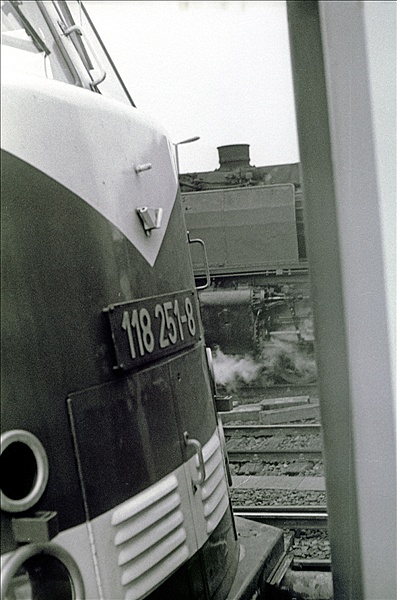 Foto:: DR 118 251-8 + DR 01 2016-2 / Berlin / 06.04.1977 (Foto,Fotos,Bilder,Bild,)
