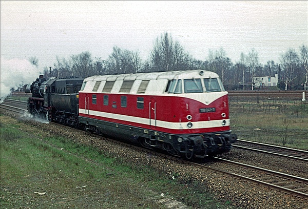 Foto:: DR 118 + DR 52 / Berlin / 08.04.1977 (Foto,Fotos,Bilder,Bild,)