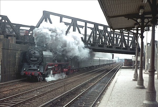 Foto:: DR 01 2204-4 / Berlin / 08.04.1977 (Foto,Fotos,Bilder,Bild,)