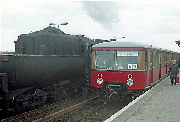 Foto:: DR 52 2850-7 + DR 277 / Berlin / 09.04.1977 (Foto,Fotos,Bilder,Bild,)
