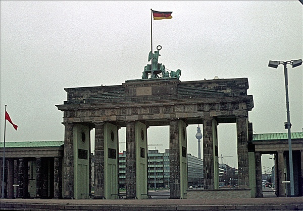 Foto:: BRandenburger Tor / Berlin / 10.04.1977 (Foto,Fotos,Bilder,Bild,)