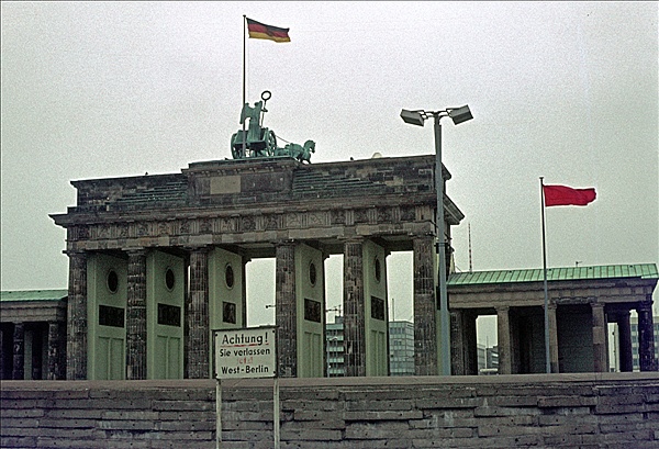 Foto:: BRandenburger Tor / Berlin / 10.04.1977 (Foto,Fotos,Bilder,Bild,)