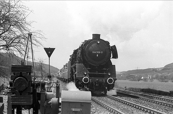 Foto:: DB 044 508-0 / Eversberg - Bestwig / 24.04.1977 (Foto,Fotos,Bilder,Bild,)