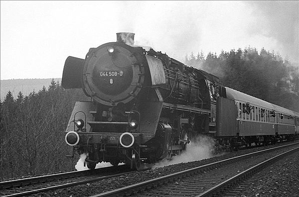 Foto:: DB 044 508-0 / Olsberg - Elleringhausen / 24.04.1977 (Foto,Fotos,Bilder,Bild,)