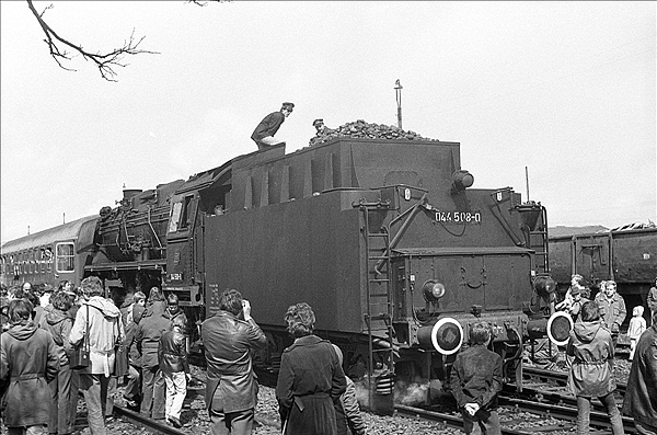 Foto:: DB 044 508-0 / Brilon / 24.04.1977 (Foto,Fotos,Bilder,Bild,)
