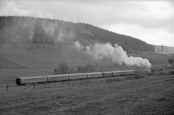Foto:: DB 044 434-9 /  Brilon / 08.05.1977 (Foto,Fotos,Bilder,Bild,)