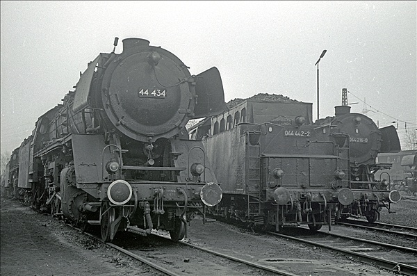 Foto:: DB 044 434-9 + DB 044 442-2 + DB 044 216-0 / Gelsenkirchen / 19.05.1977 (Foto,Fotos,Bilder,Bild,)