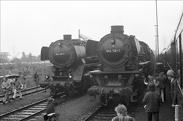 Foto:: DB 042 113-1 + DB 044 481-0 / Gelsenkirchen / 21.05.1977 (Foto,Fotos,Bilder,Bild,)