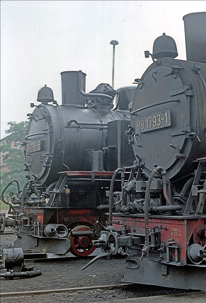 Foto:: DR 99 1786-5 + DR 99 1793-1 / Radebeul / 19.08.1977 (Foto,Fotos,Bilder,Bild,)