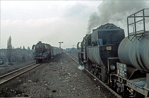 Foto:: DR 52 7222-4 + DR 03 2254-5 / Berlin / 24.03.1978 (Foto,Fotos,Bilder,Bild,)