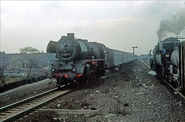 Foto:: DR 52 7222-4 + DR 03 2254-5 / Berlin / 24.03.1978 (Foto,Fotos,Bilder,Bild,)