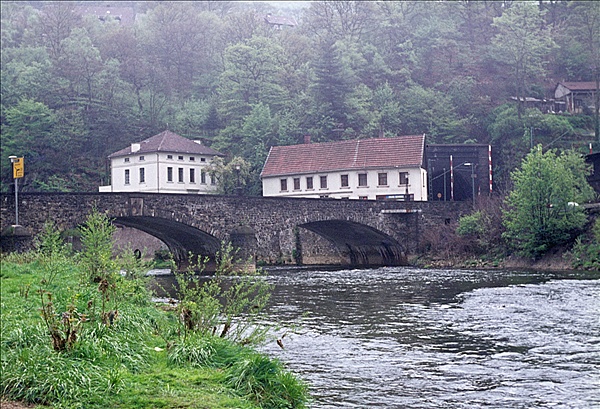 Foto:: Bruecke und Bahnuebergang / Altena / 07.05.1978 (Foto,Fotos,Bilder,Bild,)