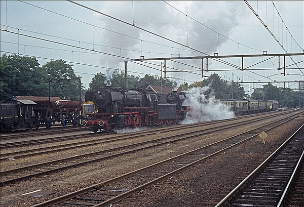 Foto:: VSM6 (ex DB 23 071) + VSM2 (ex DB 23 076) / Apeldoorn / 10.09.1978 (Foto,Fotos,Bilder,Bild,)