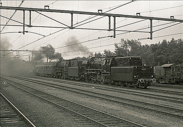 Foto:: VSM6 (ex DB 23 071) + VSM2 (ex DB 23 076) / Apeldoorn / 10.09.1978 (Foto,Fotos,Bilder,Bild,)