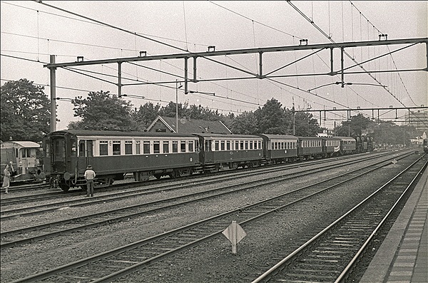 Foto:: VSM6 (ex DB 23 071) + VSM2 (ex DB 23 076) / Apeldoorn / 10.09.1978 (Foto,Fotos,Bilder,Bild,)