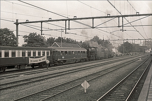 Foto:: VSM6 (ex DB 23 071) + VSM2 (ex DB 23 076) / Apeldoorn / 10.09.1978 (Foto,Fotos,Bilder,Bild,)
