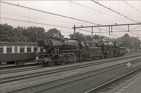 Foto:: VSM6 (ex DB 23 071) + VSM2 (ex DB 23 076) / Apeldoorn / 10.09.1978 (Foto,Fotos,Bilder,Bild,)