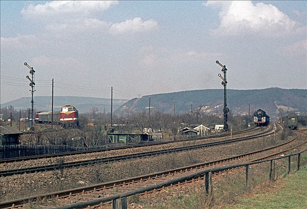 Foto:: DR 118 + DR 01 0510-6 / Saalfeld / April 1979 (Foto,Fotos,Bilder,Bild,)