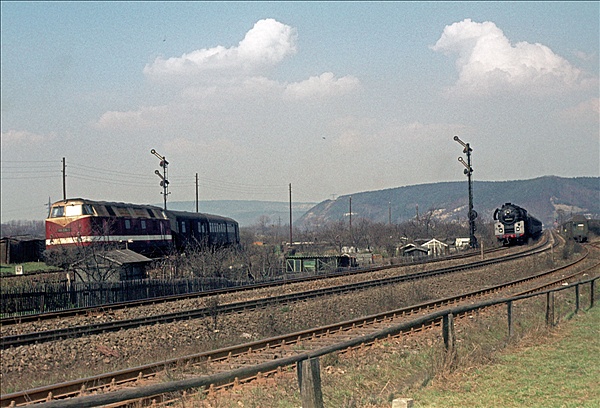 Foto:: DR 118 + DR 01 0510-6 / Saalfeld / April 1979 (Foto,Fotos,Bilder,Bild,)