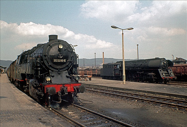 Foto:: DR 95 0016-6 + DR 01 0524-7 / Saalfeld / April 1979 (Foto,Fotos,Bilder,Bild,)