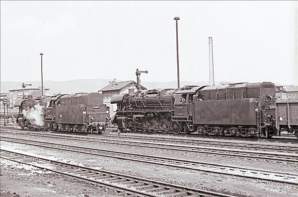Foto:: DR 44 0618-7 + DR 44 0305-1 / Saalfeld / April 1979 (Foto,Fotos,Bilder,Bild,)