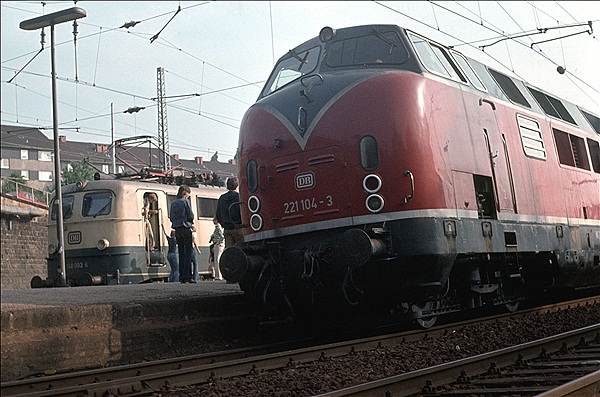 Foto:: DB 140 093-6 + DB 221 104-3 / Wuppertal / 09.06.1979 (Foto,Fotos,Bilder,Bild,)