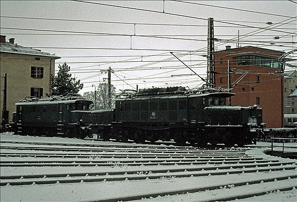 Foto:: DB 145 180-6  + DB 194 048-5 / Rosenheim / 29.12.1979 (Foto,Fotos,Bilder,Bild,)