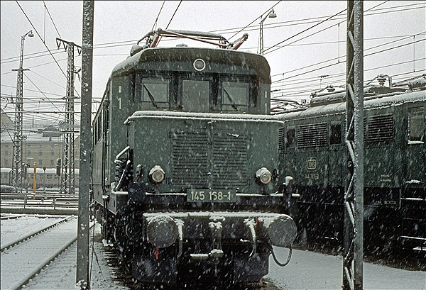 Foto:: DB 145 168-1 + DB 144 187-2 / Rosenheim / 29.12.1979 (Foto,Fotos,Bilder,Bild,)